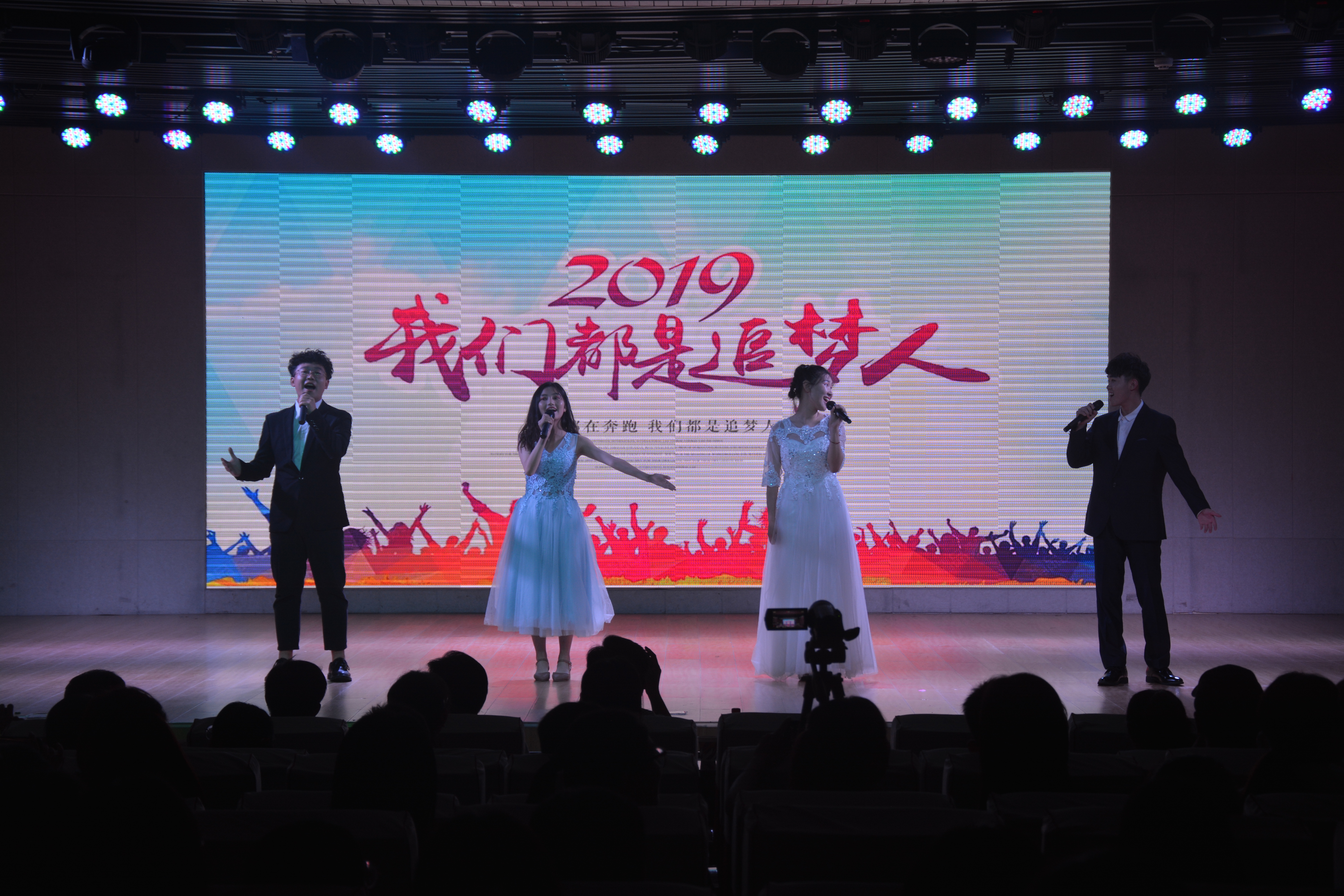 拷贝漫画
成功举办2019届优秀毕业生颁奖典礼暨欢送毕业生晚会