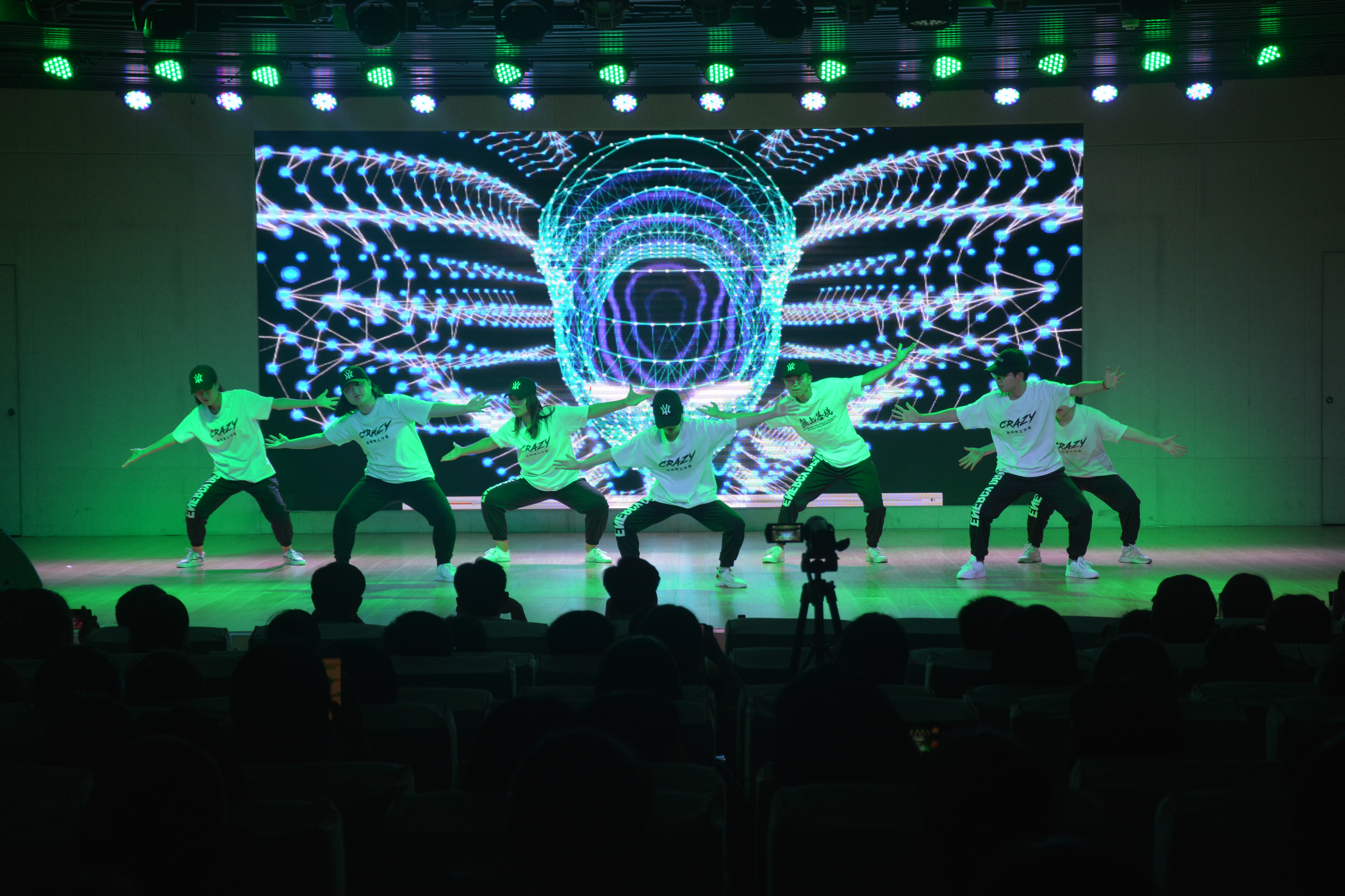 拷贝漫画
成功举办2019届优秀毕业生颁奖典礼暨欢送毕业生晚会