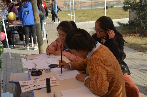 拷贝漫画
开展心理游园会活动