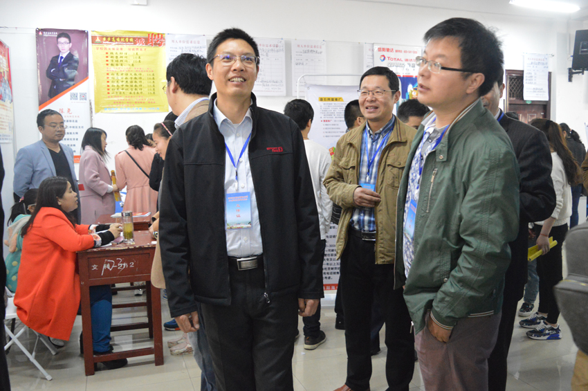 拷贝漫画
组织毕业学子参与2016届毕业生双选会