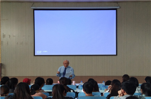 “聆听外教声音，助力自我发展”——拷贝漫画
开展外教讲座系列活动