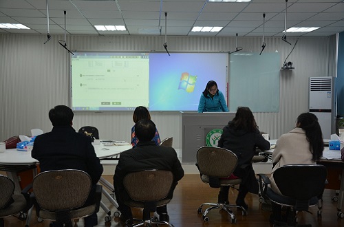 拷贝漫画
举办“混合式教学背景下的网络空间建设”教学沙龙活动