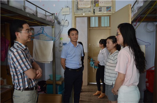 拷贝漫画
领导老师走访毕业生宿舍