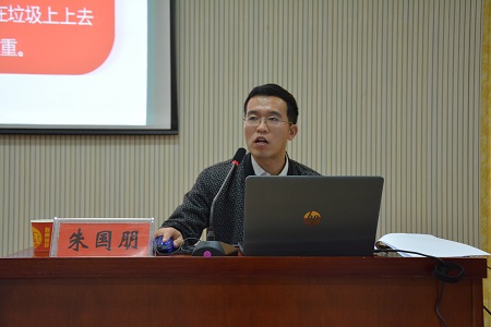 校团委副书记朱国朋应邀为拷贝漫画
2017级新生作入学教育报告