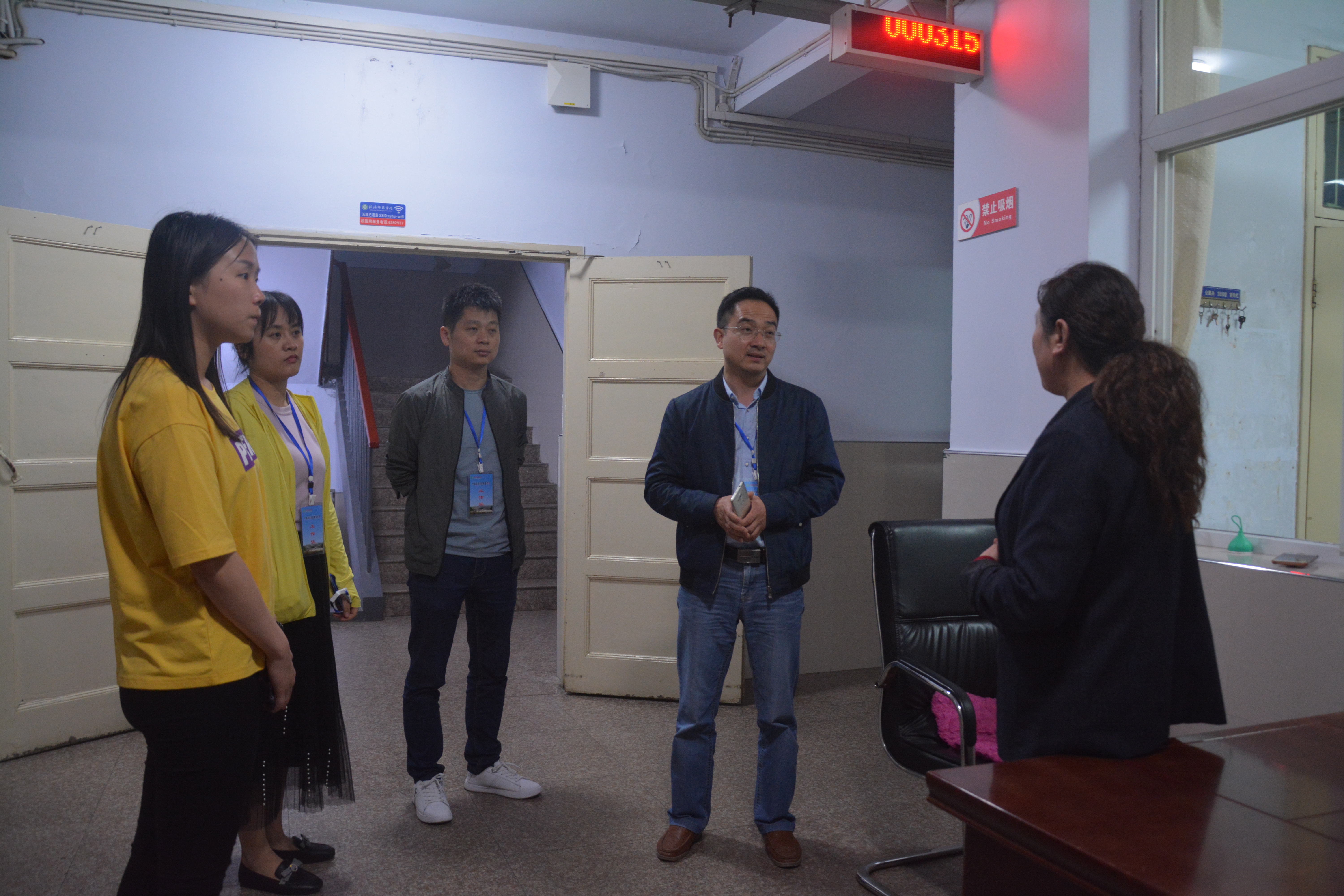 拷贝漫画
领导老师走访毕业生宿舍