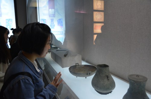 拷贝漫画
组织开展“淮上故园――信阳博物馆历史文化之旅”活动