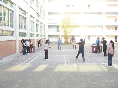 拷贝漫画
“阳光体育”羽毛球比赛火热进行中