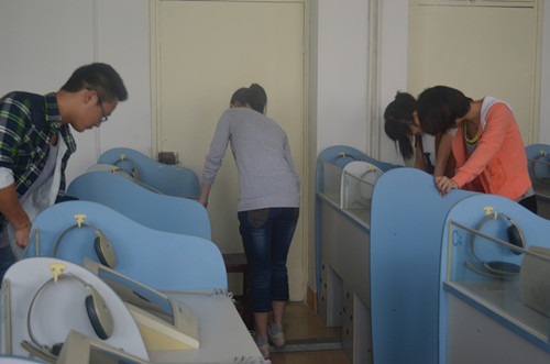 拷贝漫画
组织学生开展“劳动日”卫生大扫除