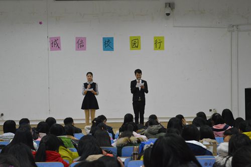 拷贝漫画
“诚信校园行”话剧大赛精彩上演