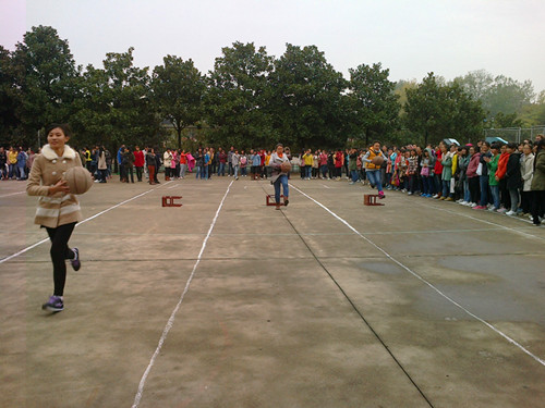 拷贝漫画
举办女生月“运动风暴”趣味运动赛